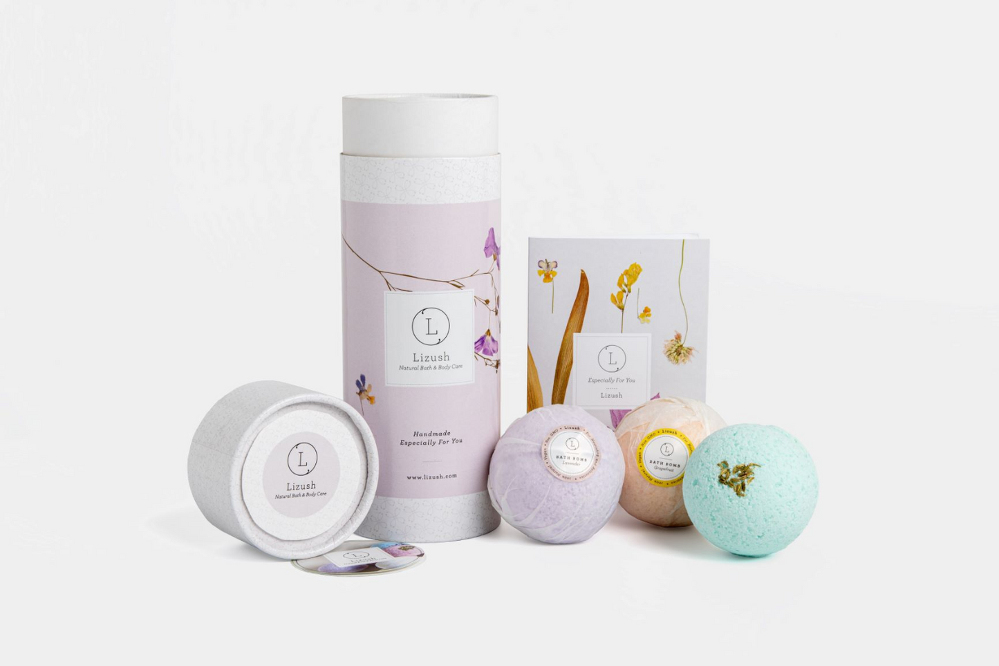 Gift includes: ❀ 3 Bath bombs (4 oz each) - individually wrapped with wax paper and label - (color may vary) ❀ Large Elegant tube box - Make it Special and add name on the lid ❀ Your personal note printed on a beautiful card (add your text for the gift note)