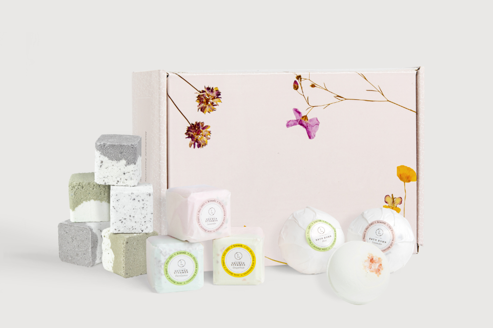 This Gift Set Includes: ❀ 3 Big Natural Bath Bombs with Essential Oils - 2'' Dim each  ❀ 8 Big Natural Colorful Shower Steamer with Essential Oils - 2'' Dim each ❀ Gorgeous gift box. Make it unique and add a name on the lid. ❀ Your personal note is printed free on a beautiful greeting card.
